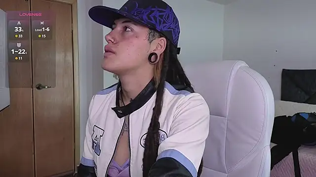 Snapshot of _sharlotte777 chatting on 11/07/25, 02:28 sharlotte777 online show from 11/07/25, 02:28