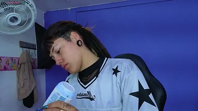 Snapshot of _sharlotte777 chatting on 11/13/25, 01:21 sharlotte777 online show from 11/13/25, 01:21