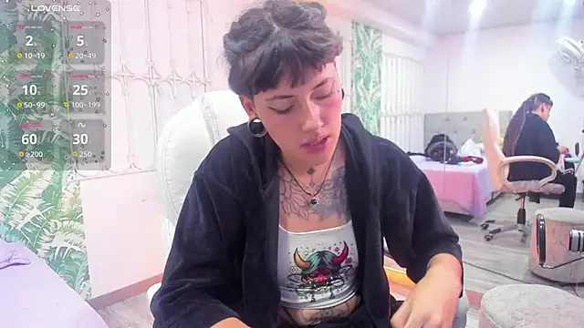 Snapshot of _sharlotte777 chatting on 11/18/25, 03:27 sharlotte777 online show from 11/18/25, 03:27