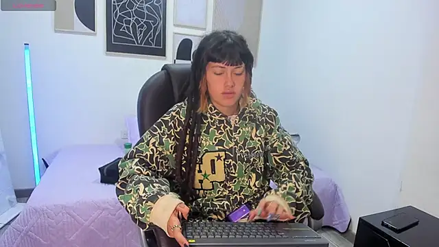 Snapshot of _sharlotte777 chatting on 11/22/25, 02:27 sharlotte777 online show from 11/22/25, 02:27