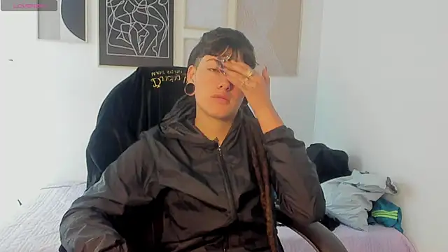 Snapshot of _sharlotte777 chatting on 11/28/25, 01:58 sharlotte777 online show from 11/28/25, 01:58