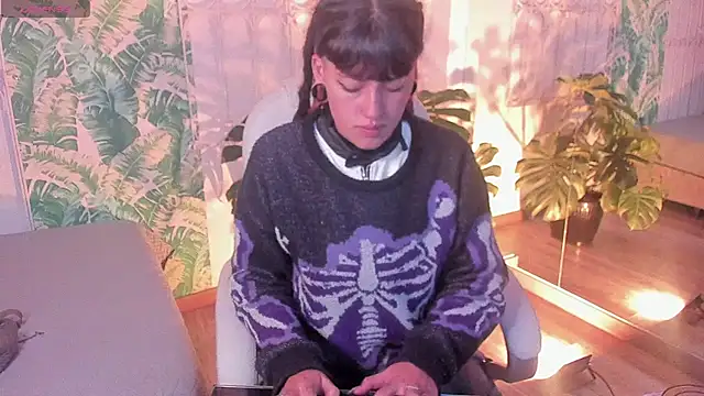 Snapshot of _sharlotte777 chatting on 12/18/25, 01:28 sharlotte777 online show from 12/18/25, 01:28