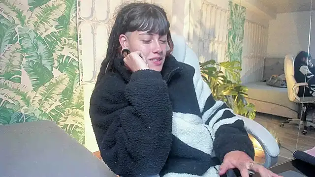 Snapshot of _sharlotte777 chatting on 12/19/25, 02:02 sharlotte777 online show from 12/19/25, 02:02