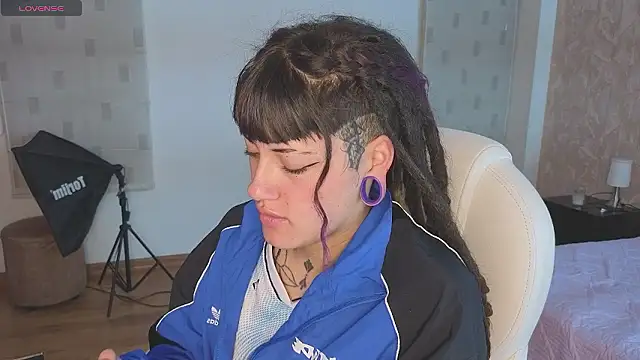 Snapshot of _sharlotte777 chatting on 01/17/26, 02:22 sharlotte777 online show from 01/17/26, 02:22