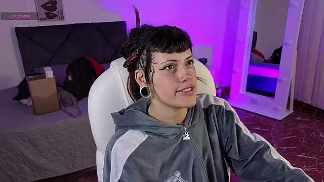 Snapshot of _sharlotte777 chatting on 02/17/26, 01:07 sharlotte777 online show from 02/17/26, 01:07