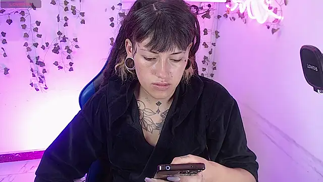 Snapshot of _sharlotte777 chatting on 05/04/26, 02:24 sharlotte777 online show from 05/04/26, 02:24