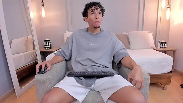 Snapshot of Dominick_star chatting on 10/31/25, 04:02 Dominick star online show from 10/31/25, 04:02