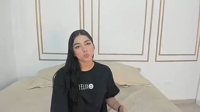 Snapshot of natalia_aguirre1 chatting on 01/25/25, 12:26 natalia aguirre1 online show from 01/25/25, 12:26