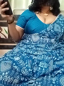 Snapshot of MONA_DARLING31 chatting on 11/03/25, 04:25 MONA DARLING31 online show from 11/03/25, 04:25