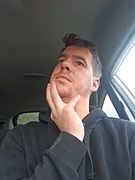 Snapshot of Titanhoott chatting on 11/17/25, 10:21 Titanhoott online show from 11/17/25, 10:21