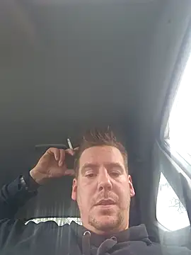 Snapshot of Titanhoott chatting on 11/21/25, 10:14 Titanhoott online show from 11/21/25, 10:14