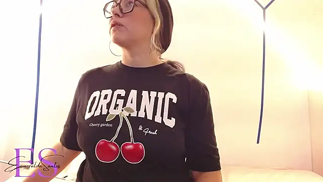 Snapshot of EsmeraldaSantoss chatting on 02/17/25, 01:10 EsmeraldaSantoss online show from 02/17/25, 01:10