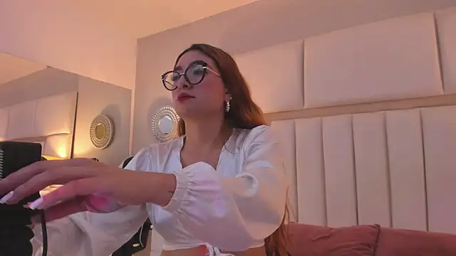 Snapshot of AmbarSantany chatting on 02/06/25, 08:23 AmbarSantany online show from 02/06/25, 08:23