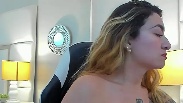 Snapshot of AmbarSantany chatting on 10/01/25, 11:33 AmbarSantany online show from 10/01/25, 11:33