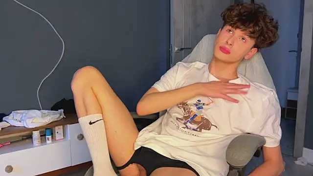 Snapshot of alyx_garden chatting on 12/28/24, 09:20 alyx garden online show from 12/28/24, 09:20