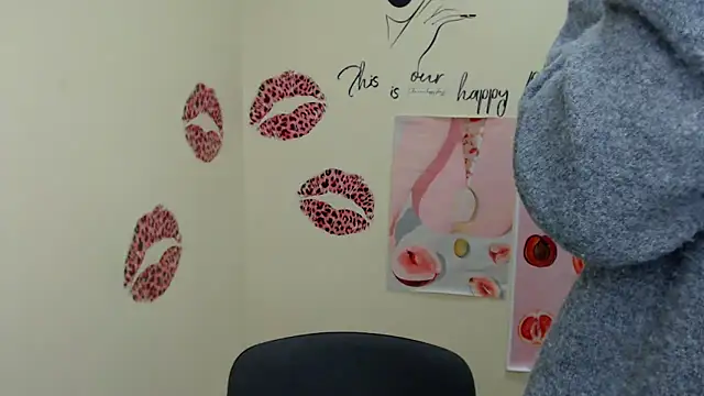 Snapshot of MademoiselleCl chatting on 01/06/25, 12:57 MademoiselleCl online show from 01/06/25, 12:57