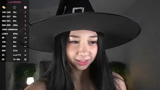 Snapshot of AislyEmbury chatting on 10/28/25, 04:38 AislyEmbury online show from 10/28/25, 04:38