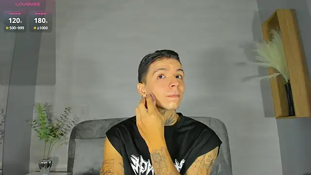 Snapshot of Ian_Castillo_ chatting on 07/17/26, 11:17 Ian Castillo online show from 07/17/26, 11:17