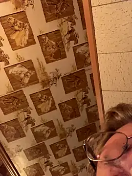 Snapshot of Tonybaloney1972 chatting on 10/10/25, 12:04 Tonybaloney1972 online show from 10/10/25, 12:04