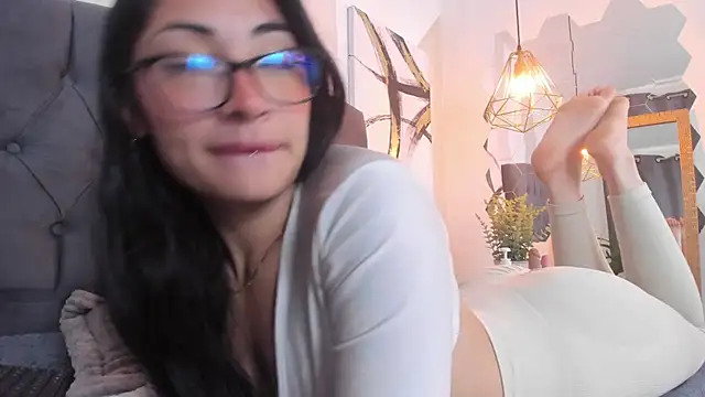 aprildreams19 online show from 03/06/25, 12:52