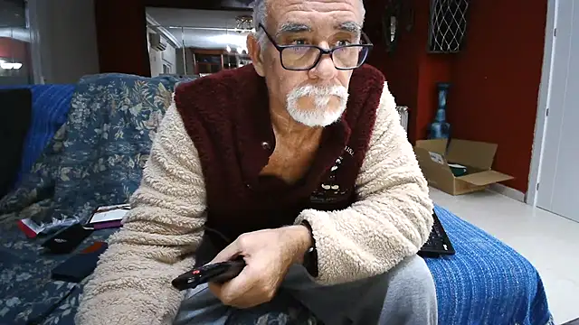 Snapshot of maduroguapo chatting on 02/02/25, 10:17 maduroguapo online show from 02/02/25, 10:17