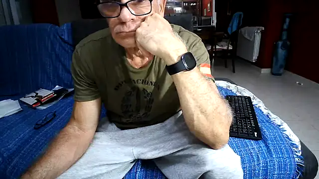 Snapshot of maduroguapo chatting on 10/01/25, 09:54 maduroguapo online show from 10/01/25, 09:54