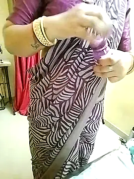 Snapshot of PayalSharmahot143 chatting on 09/27/25, 04:23 PayalSharmahot143 online show from 09/27/25, 04:23