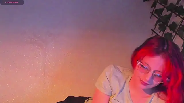 Snapshot of RedMeloddy chatting on 11/24/25, 10:42 RedMeloddy online show from 11/24/25, 10:42