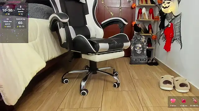 Snapshot of SophieBaker__ chatting on 10/13/25, 12:32 SophieBaker online show from 10/13/25, 12:32