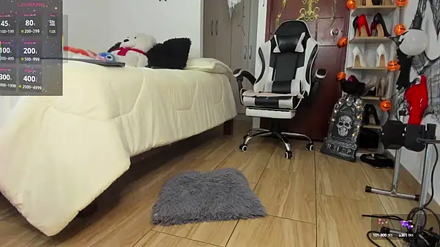 Snapshot of SophieBaker__ chatting on 10/17/25, 02:04 SophieBaker online show from 10/17/25, 02:04