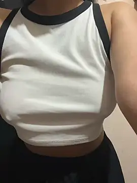 Snapshot of _riyaahahaha_ chatting on 03/11/26, 01:06 riyaahahaha online show from 03/11/26, 01:06