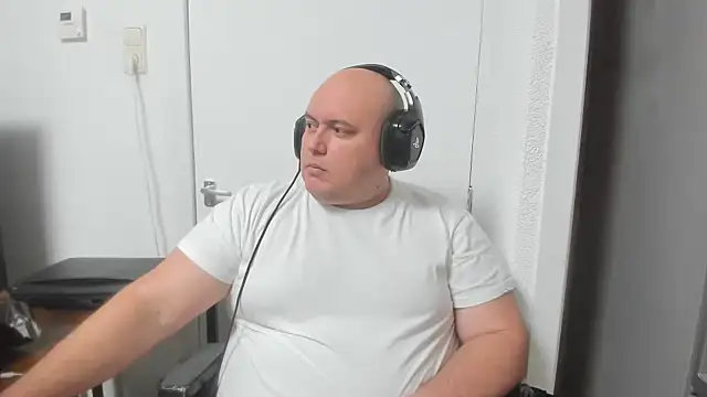 Snapshot of BigromeoXX chatting on 12/27/24, 07:03 BigromeoXX online show from 12/27/24, 07:03