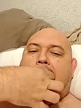 Snapshot of BigromeoXX chatting on 10/21/25, 10:49 BigromeoXX online show from 10/21/25, 10:49