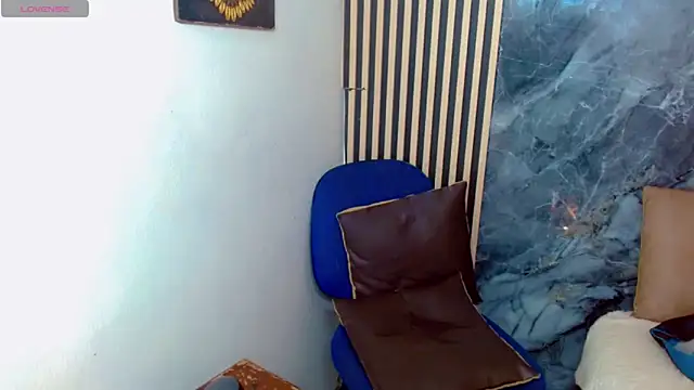 Snapshot of Isalombardi chatting on 03/03/25, 01:21 Isalombardi online show from 03/03/25, 01:21