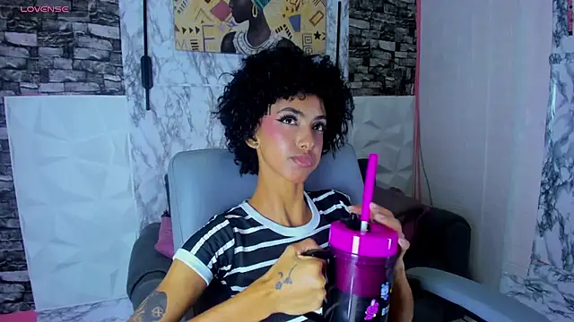 Snapshot of Queen_Cuarxxo chatting on 05/27/26, 01:57 Queen Cuarxxo online show from 05/27/26, 01:57