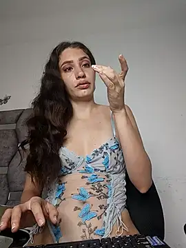 Snapshot of aurelialux chatting on 12/15/25, 08:35 aurelialux online show from 12/15/25, 08:35