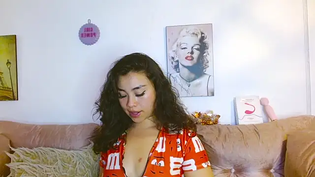 Snapshot of hinataleecs chatting on 01/05/25, 10:32 hinataleecs online show from 01/05/25, 10:32