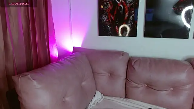 Snapshot of hinataleecs chatting on 12/19/25, 10:50 hinataleecs online show from 12/19/25, 10:50