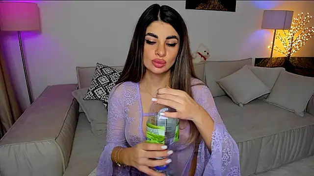 Snapshot of Queenofyouredreams chatting on 01/13/25, 01:13 Queenofyouredreams online show from 01/13/25, 01:13