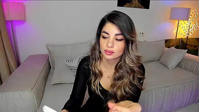 Snapshot of Queenofyouredreams chatting on 02/23/25, 03:24 Queenofyouredreams online show from 02/23/25, 03:24