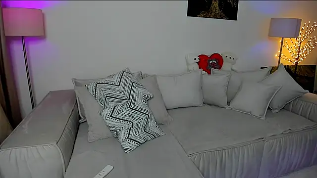 Snapshot of Queenofyouredreams chatting on 03/08/25, 03:50 Queenofyouredreams online show from 03/08/25, 03:50