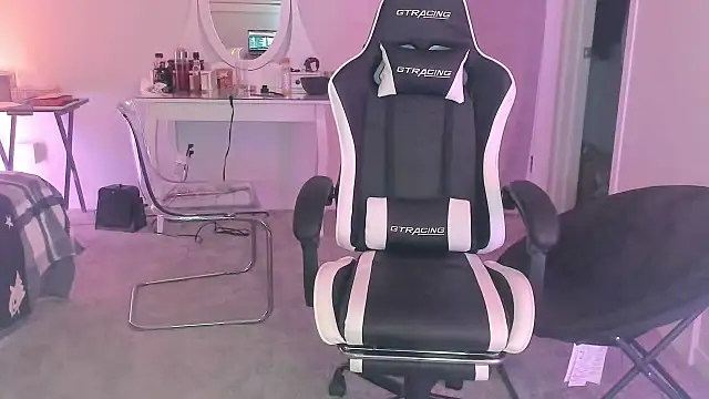 Snapshot of mollygordan chatting on 10/13/25, 03:17 mollygordan online show from 10/13/25, 03:17