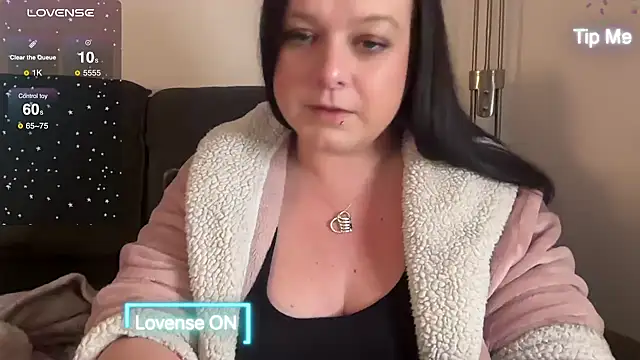 Snapshot of NaughtyWifeUK chatting on 02/05/25, 11:28 NaughtyWifeUK online show from 02/05/25, 11:28