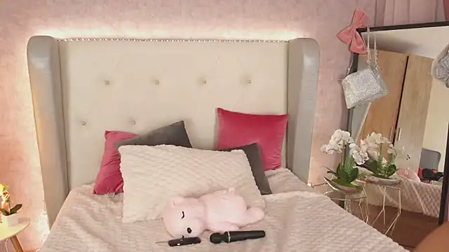 Snapshot of ViolettMoon1 chatting on 02/20/25, 05:12 ViolettMoon1 online show from 02/20/25, 05:12