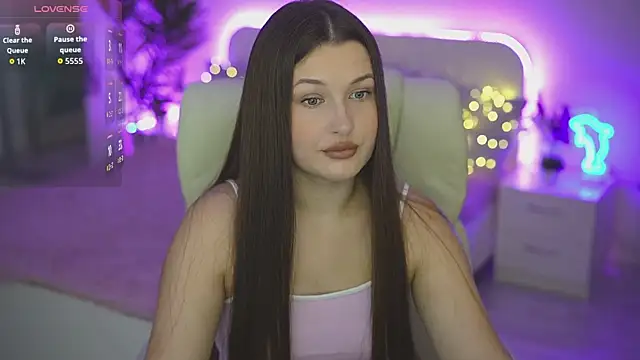 Snapshot of OneLaya chatting on 09/10/25, 07:30 OneLaya online show from 09/10/25, 07:30