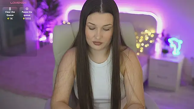 Snapshot of OneLaya chatting on 09/14/25, 01:54 OneLaya online show from 09/14/25, 01:54