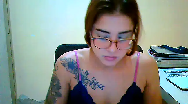 Snapshot of maliamiller chatting on 03/19/25, 05:41 maliamiller online show from 03/19/25, 05:41