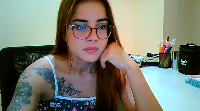 Snapshot of maliamiller chatting on 03/21/25, 06:16 maliamiller online show from 03/21/25, 06:16