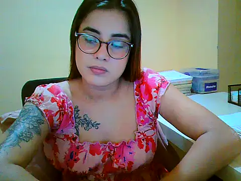 Snapshot of maliamiller chatting on 12/05/25, 03:59 maliamiller online show from 12/05/25, 03:59