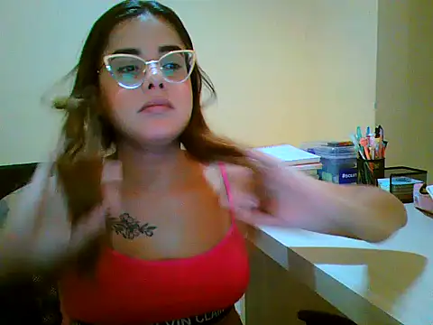 Snapshot of maliamiller chatting on 12/17/25, 08:48 maliamiller online show from 12/17/25, 08:48